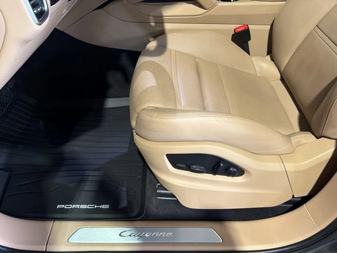 Used 2023 Porsche Cayenne AWD/4WD image 46