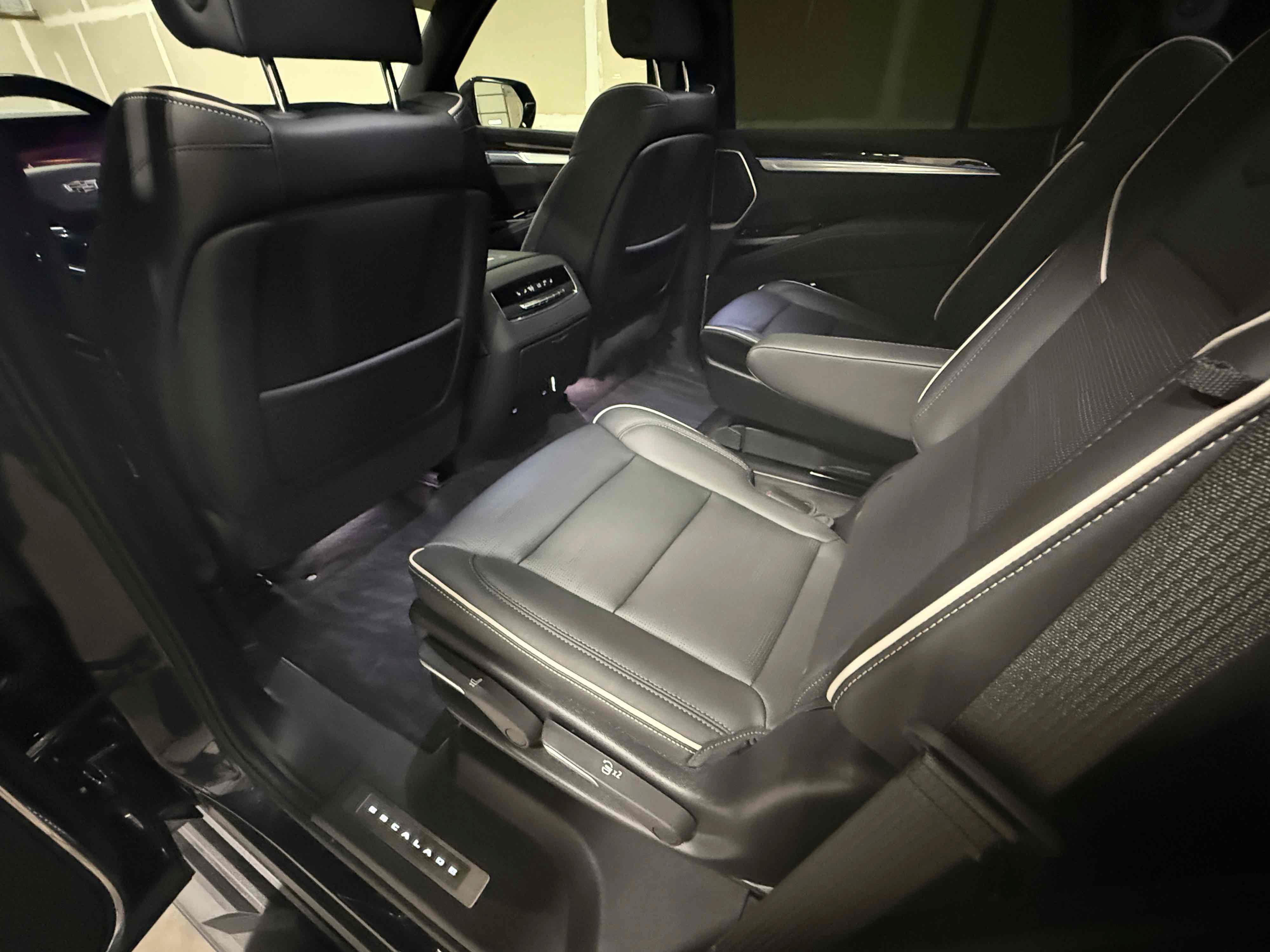 Used 2025 Cadillac Escalade Premium Luxury AWD/4WD image 78
