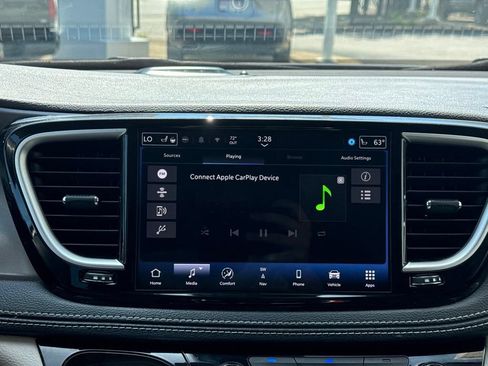 Used 2024 Chrysler Pacifica Limited FWD image 21