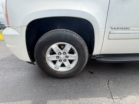 Used 2011 GMC Yukon SLT w/ SLT-2 Equipment Package image 10