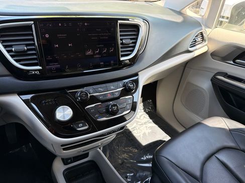 Used 2023 Chrysler Pacifica Touring-L FWD image 26