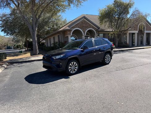 Used 2021 Toyota RAV4 XLE Premium image 3