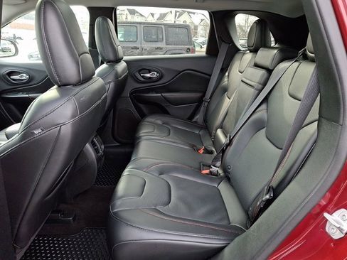 Used 2019 Jeep Cherokee Trailhawk image 12