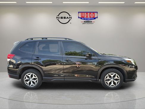 Used 2022 Subaru Forester Premium AWD/4WD image 2