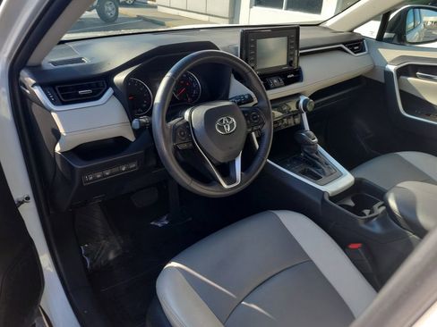 Used 2021 Toyota RAV4 XLE Premium image 19