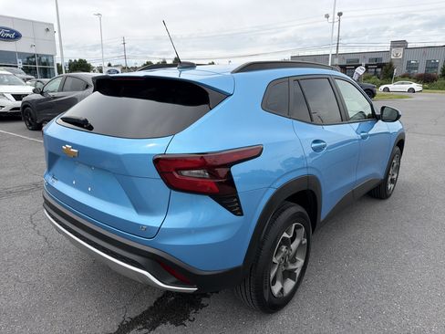 Used 2025 Chevrolet Trax LT FWD image 3