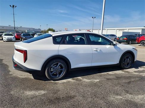 New 2025 Kia K4 LXS image 2