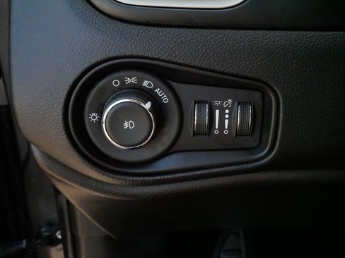 Used 2017 Jeep Renegade Latitude w/ Cold Weather Group AWD/4WD image 26