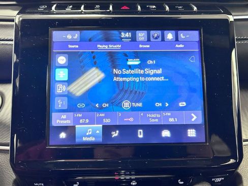 Used 2025 Jeep Grand Cherokee Altitude AWD/4WD image 13