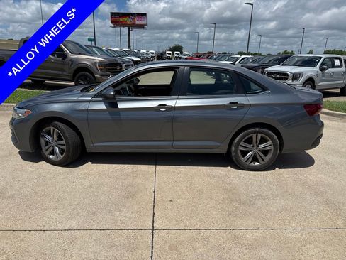 Used 2023 Volkswagen Jetta SE FWD image 3