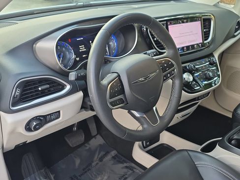 Used 2023 Chrysler Pacifica Touring-L FWD image 20