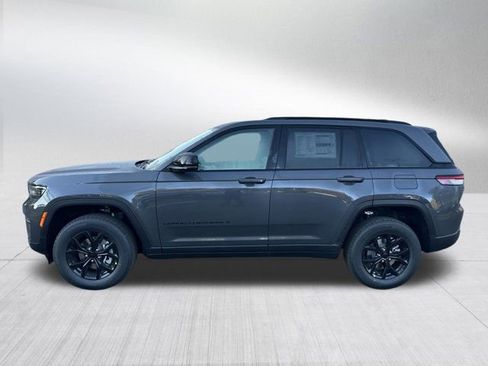 New 2025 Jeep Grand Cherokee Altitude image 8
