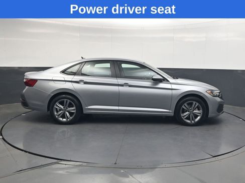 Used 2024 Volkswagen Jetta SE FWD image 3
