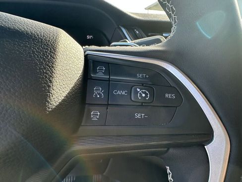 Used 2023 Jeep Grand Cherokee L Laredo image 15