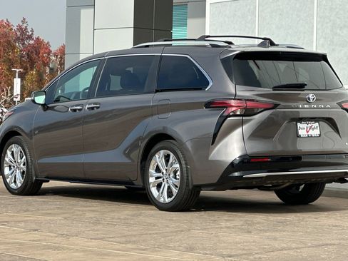 Certified 2024 Toyota Sienna Platinum image 7
