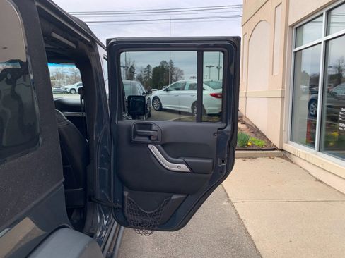 Used 2017 Jeep Wrangler Unlimited Rubicon AWD/4WD image 33
