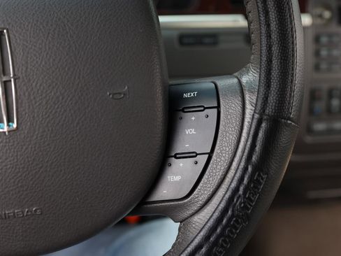 Used 2006 Lincoln Town Car Signature image 26