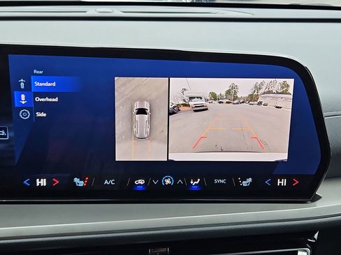 Used 2024 Chevrolet Traverse LT image 18