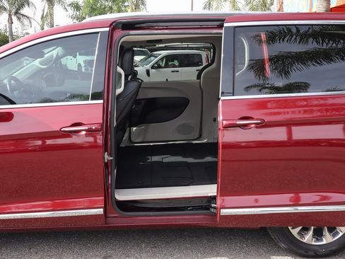 Used 2021 Chrysler Pacifica Touring-L w/ Uconnect Theater Family Group image 36