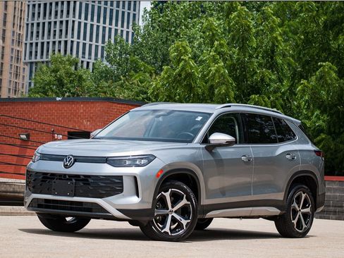Certified 2025 Volkswagen Tiguan SE AWD/4WD image 1