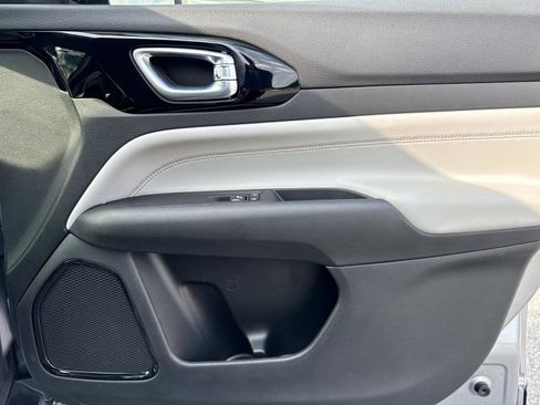 Used 2024 Jeep Compass Limited image 18