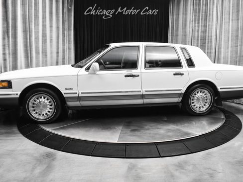 Used 1997 Lincoln Town Car Signature image 1