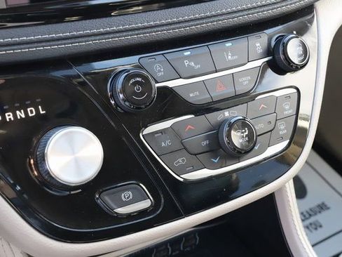 Used 2024 Chrysler Pacifica Limited image 32