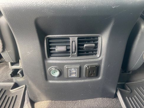 Used 2019 Nissan Titan SV w/ SV Convenience Package image 17