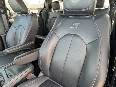 Used 2024 Chrysler Pacifica Touring-L w/ S Appearance Package image 25