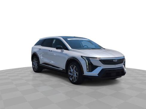 Certified 2025 Cadillac Optiq Luxury 2 w/ LPO, Floor Liner Package AWD/4WD image 2