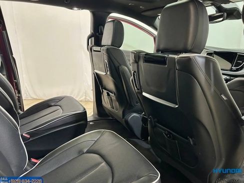 Used 2023 Chrysler Pacifica Limited w/ Uconnect Theater Family Group FWD image 25