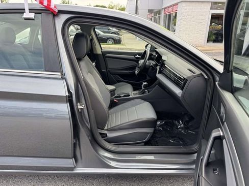 Used 2025 Volkswagen Jetta SE FWD image 11