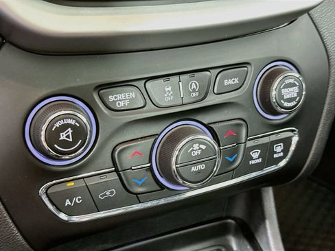 Used 2017 Jeep Cherokee Trailhawk AWD/4WD image 16