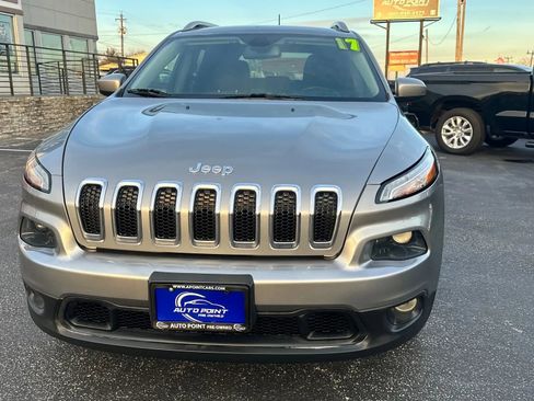 Used 2017 Jeep Cherokee Latitude image 3