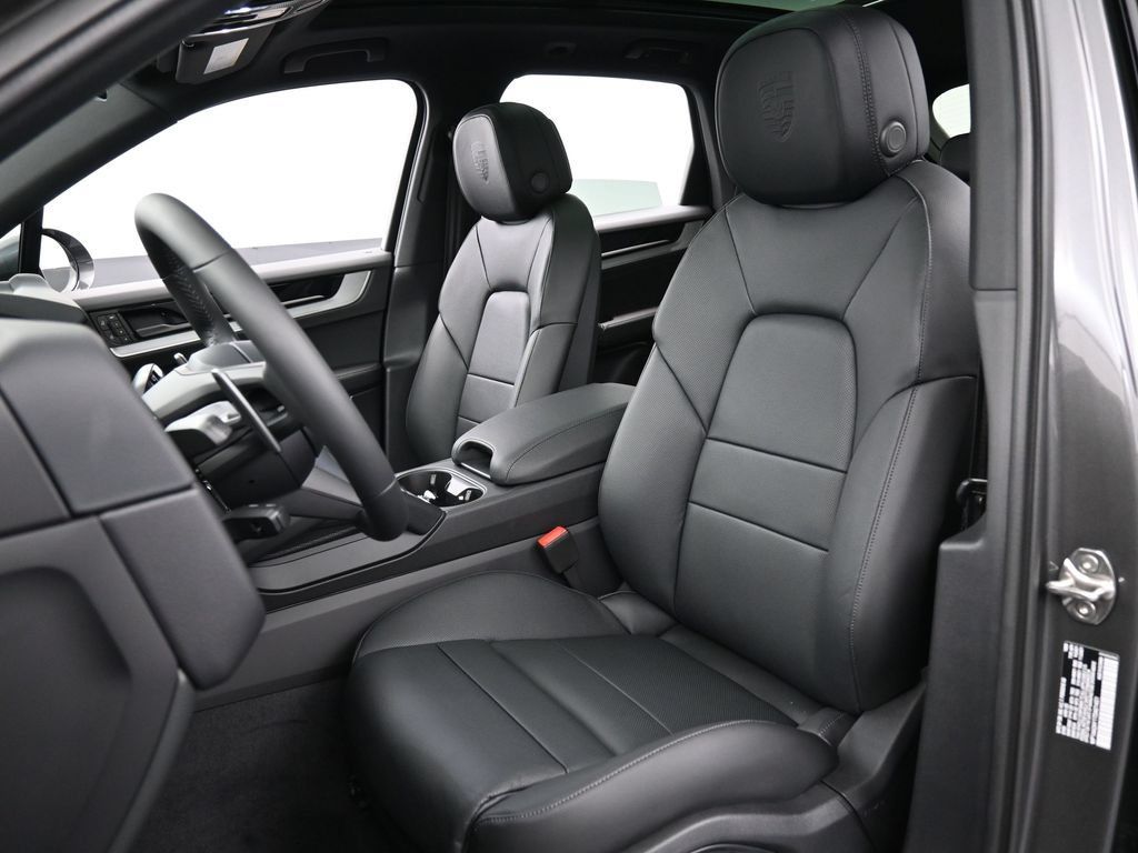 Certified 2026 Porsche Cayenne AWD/4WD image 5
