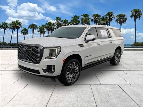 Used 2023 GMC Yukon XL Denali Ultimate AWD/4WD image 3