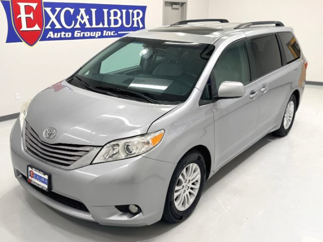 Used 2017 Toyota Sienna XLE w/ XLE Navigation Package FWD image 46