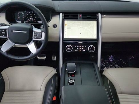 Used 2024 Land Rover Discovery Dynamic SE image 38