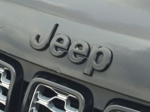 Used 2019 Jeep Grand Cherokee Altitude AWD/4WD image 12