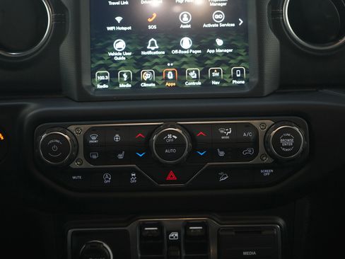 Used 2019 Jeep Wrangler Unlimited Sahara w/ Uconnect 4C Nav & Sound Group image 16