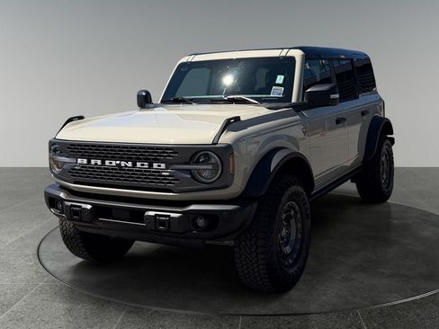 Used 2025 Ford Bronco Badlands AWD/4WD image 3