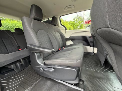 Used 2020 Chrysler Voyager L FWD image 18