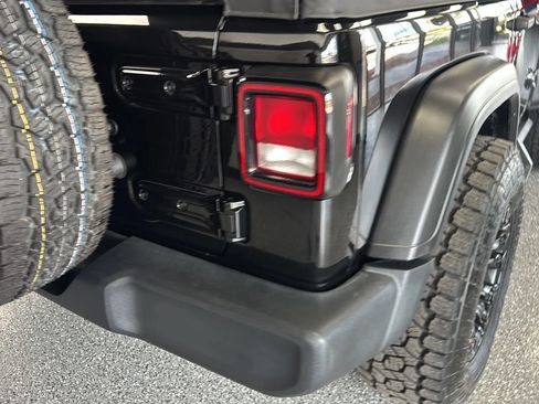 Used 2019 Jeep Wrangler Sport AWD/4WD image 38