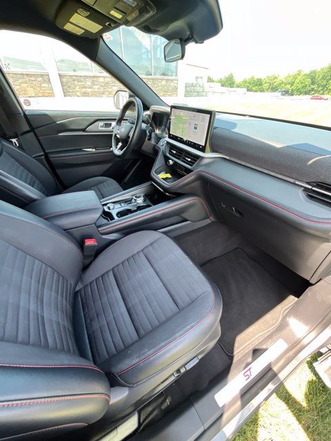 Used 2025 Ford Explorer ST-Line w/ ST-Line Street Pack AWD/4WD image 19