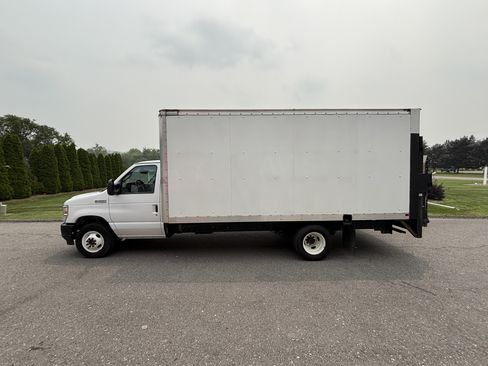 Used 2024 Ford E-350 and Econoline 350 Super Duty RWD image 6