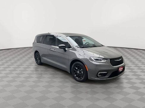 Used 2025 Chrysler Pacifica Select FWD image 32