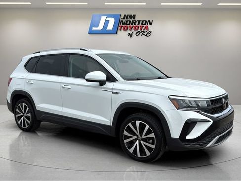 Used 2024 Volkswagen Taos SE FWD image 3