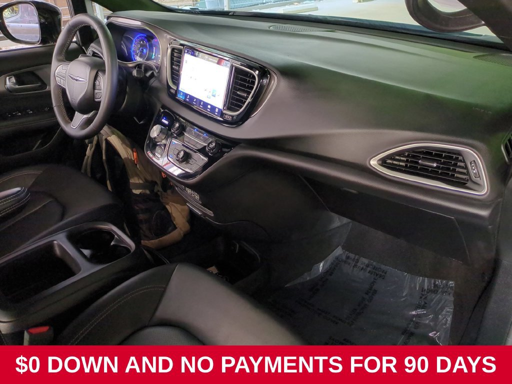 Used 2025 Chrysler Pacifica Select FWD image 30