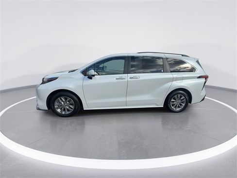 Used 2022 Toyota Sienna XLE image 5