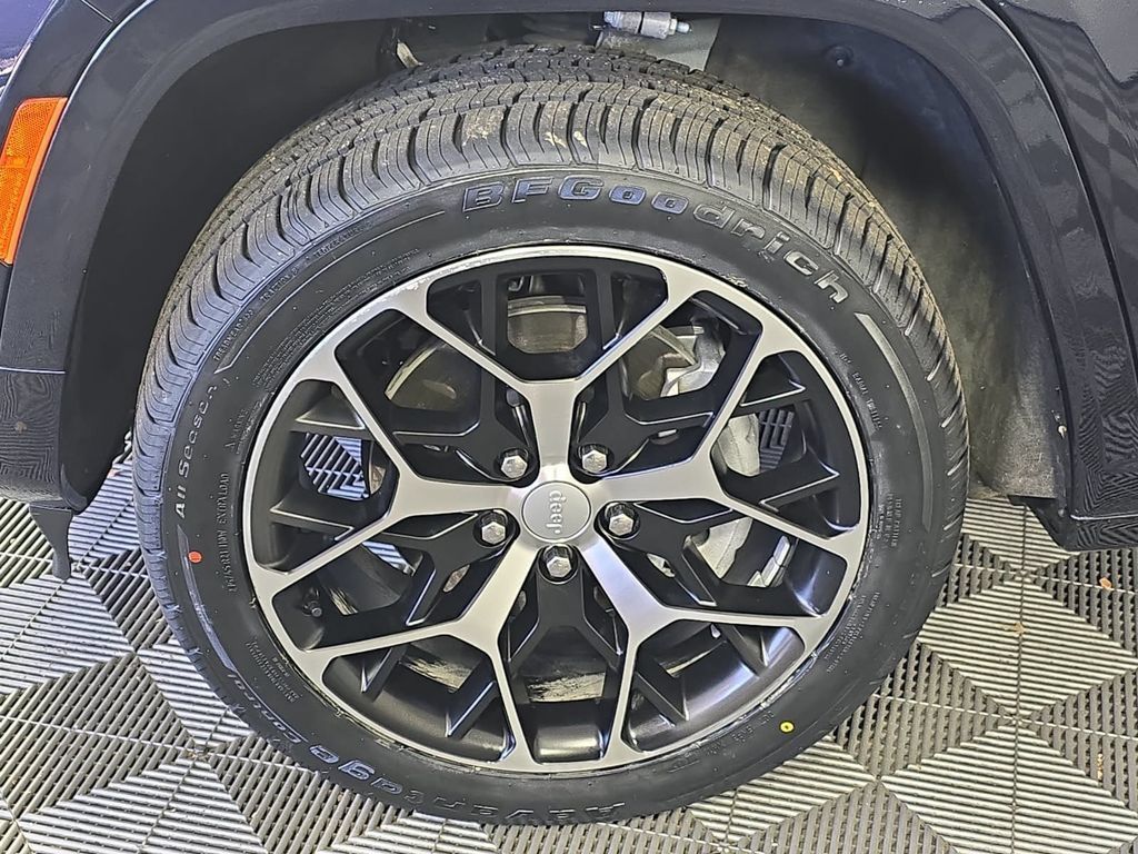 Used 2023 Jeep Grand Cherokee Summit AWD/4WD image 28